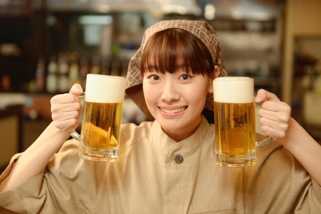 ビールを持つ女性